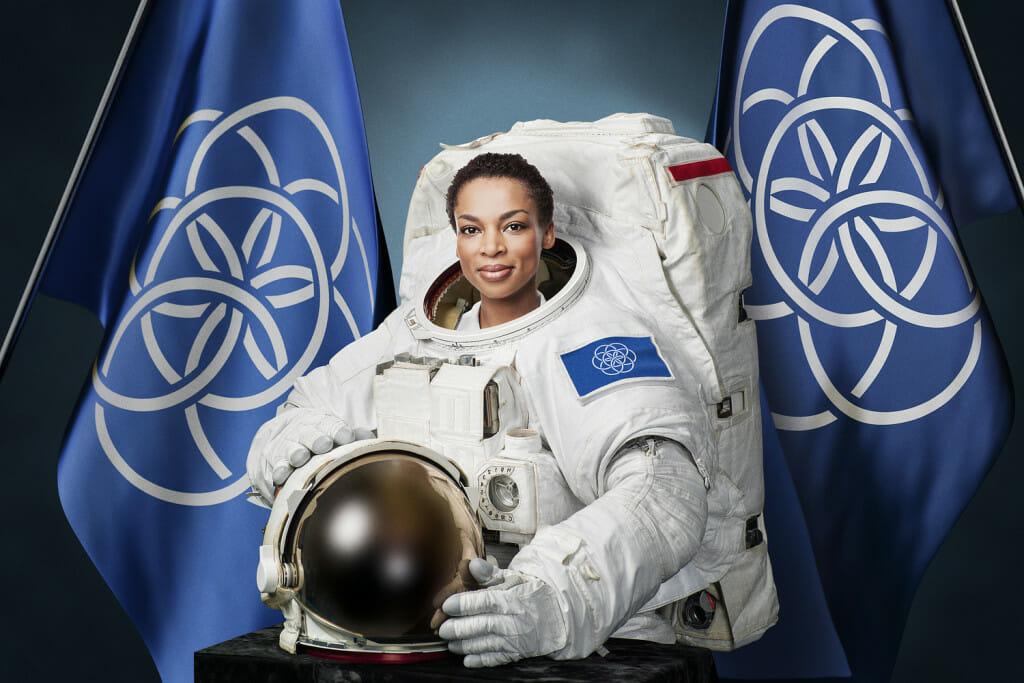 Astronauta e a Bandeira Internacional do Planeta Terra - Acredite.co